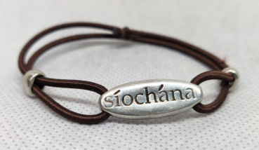 Irisches Armband in Gälisch-Englisch (síochána-peace)