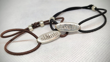 Irisches Armband in Gälisch-Englisch (sláinte-health)