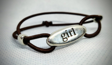 Irisches Armband in Gälisch-Englisch (cailín-girl)