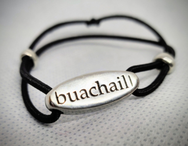 Irisches Armband in Gälisch-Englisch (buachaill-boy)