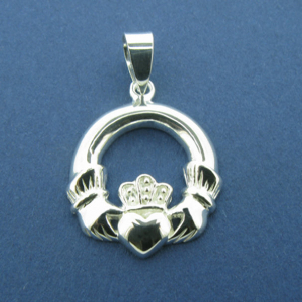 Chain with Pendant Claddagh