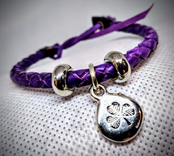 Lederarmband mit Talisman violett geflochten