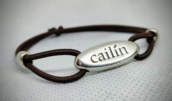 Irisches Armband in Gälisch-Englisch (cailín-girl)