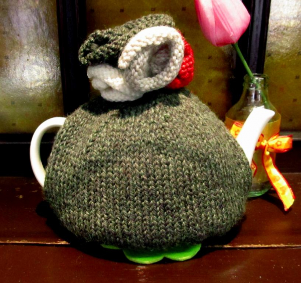 Carraig Donn Tea Cosey with Flowers Handknitted R 531216